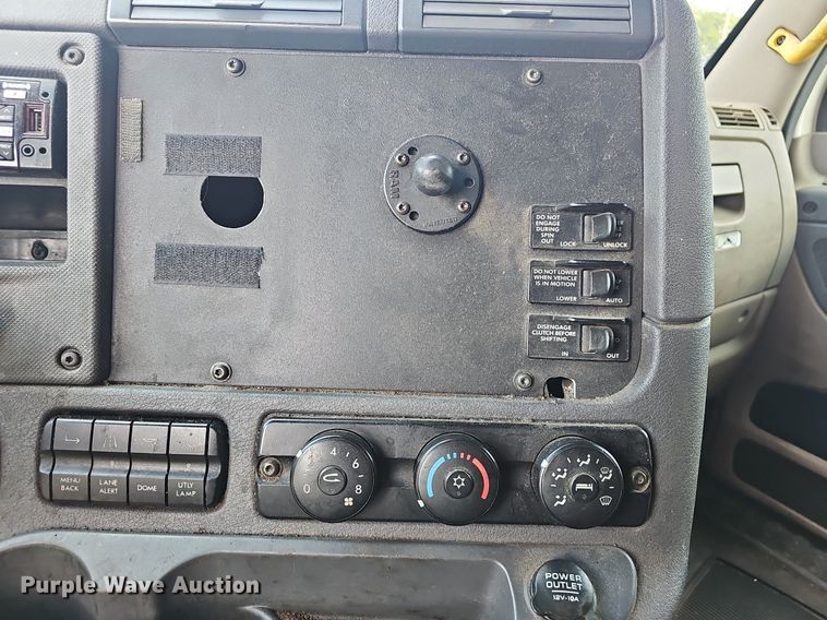 image for item EJ5524 2016 Frieghtliner  Cascadia  semi truck