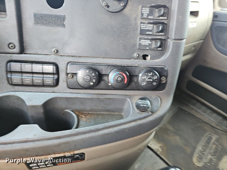 image for item EJ5524 2016 Frieghtliner  Cascadia  semi truck