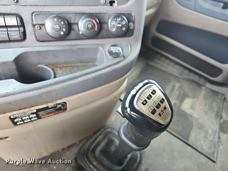 image for item EJ5524 2016 Frieghtliner  Cascadia  semi truck