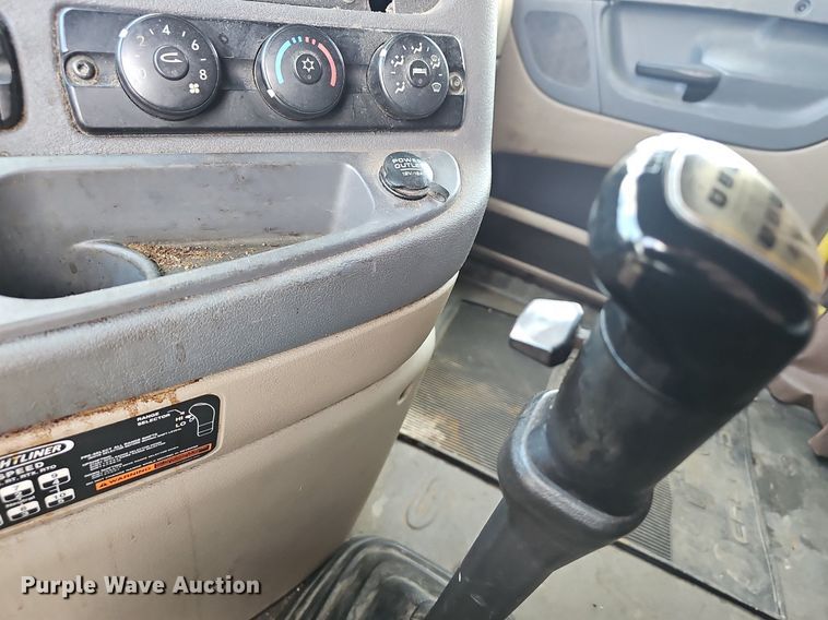 image for item EJ5524 2016 Frieghtliner  Cascadia  semi truck