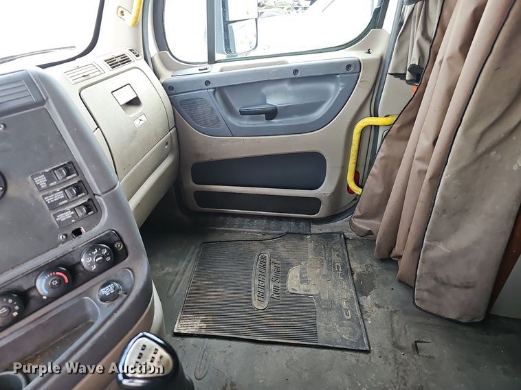 image for item EJ5524 2016 Frieghtliner  Cascadia  semi truck