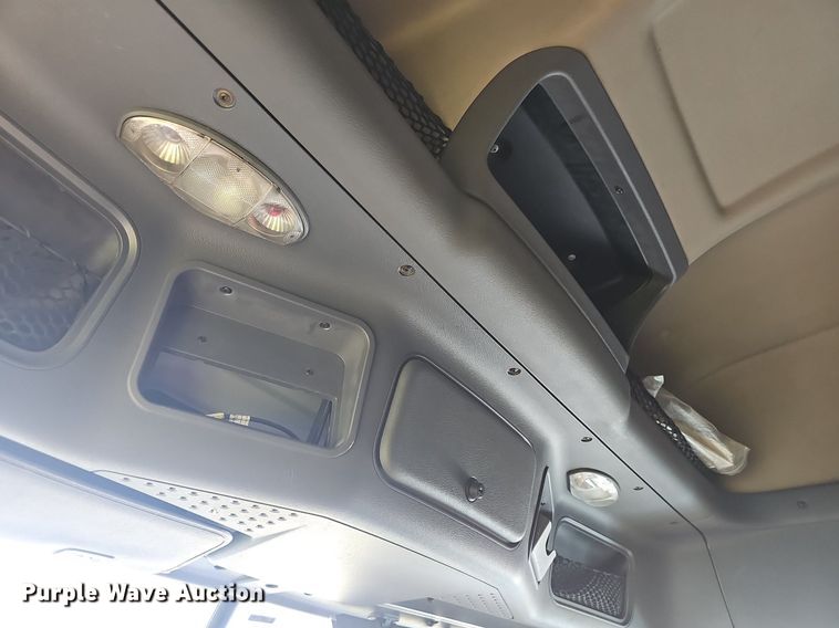 image for item EJ5524 2016 Frieghtliner  Cascadia  semi truck