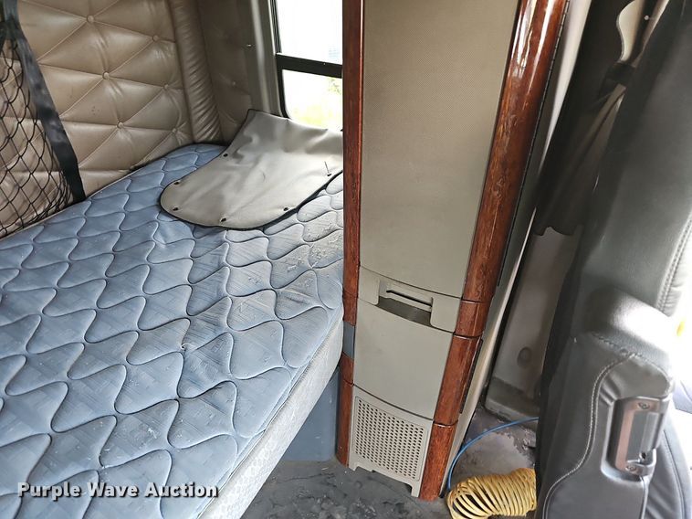 image for item EJ5524 2016 Frieghtliner  Cascadia  semi truck