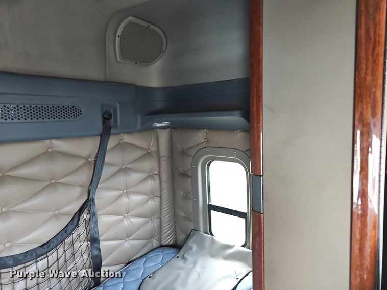 image for item EJ5524 2016 Frieghtliner  Cascadia  semi truck