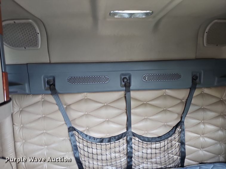 image for item EJ5524 2016 Frieghtliner  Cascadia  semi truck