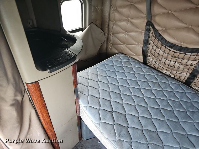 image for item EJ5524 2016 Frieghtliner  Cascadia  semi truck