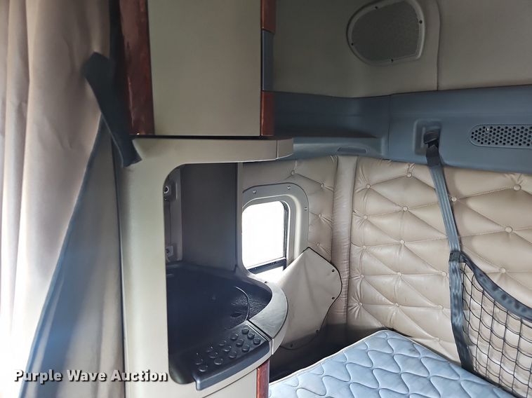 image for item EJ5524 2016 Frieghtliner  Cascadia  semi truck