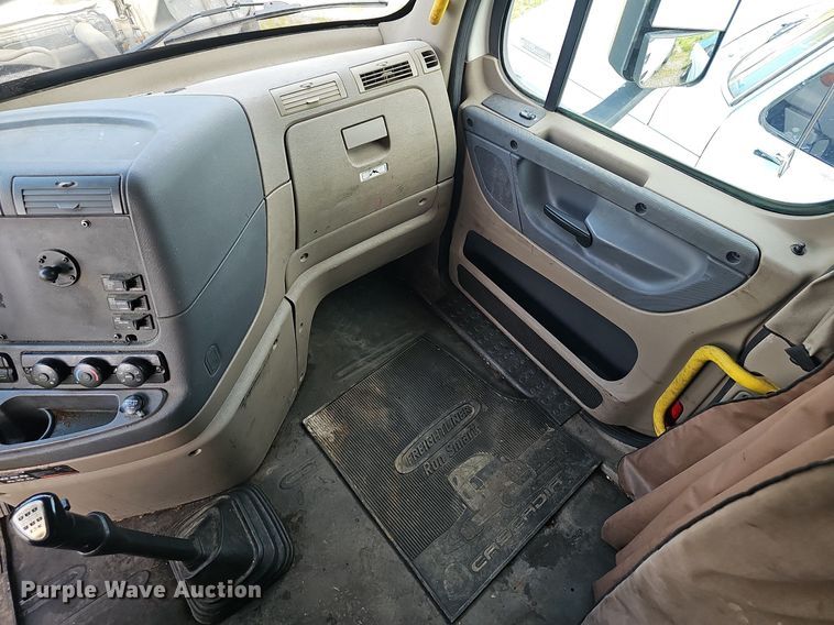 image for item EJ5524 2016 Frieghtliner  Cascadia  semi truck