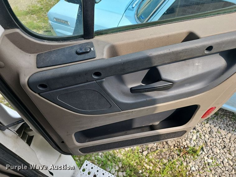 image for item EJ5524 2016 Frieghtliner  Cascadia  semi truck