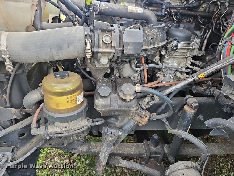 image for item EJ5524 2016 Frieghtliner  Cascadia  semi truck