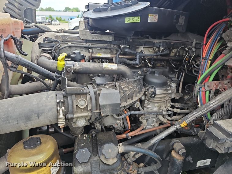 image for item EJ5524 2016 Frieghtliner  Cascadia  semi truck