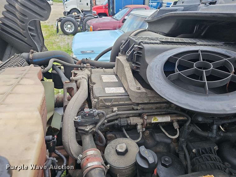 image for item EJ5524 2016 Frieghtliner  Cascadia  semi truck