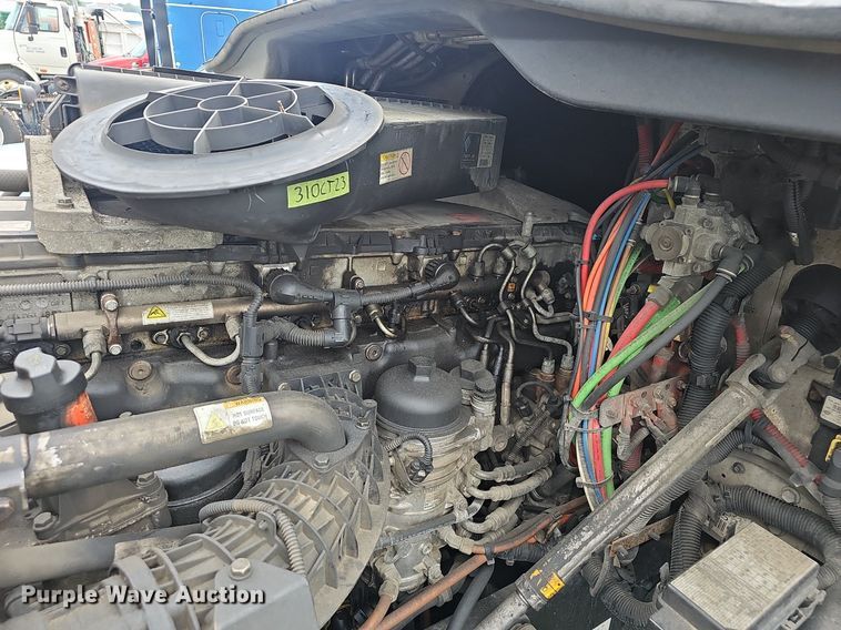 image for item EJ5524 2016 Frieghtliner  Cascadia  semi truck