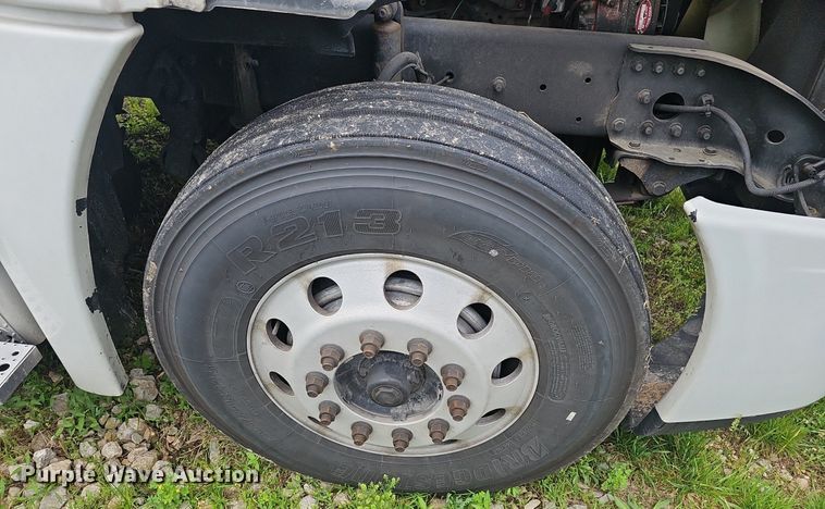 image for item EJ5524 2016 Frieghtliner  Cascadia  semi truck