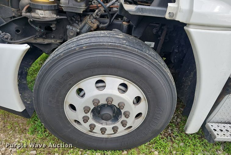 image for item EJ5524 2016 Frieghtliner  Cascadia  semi truck