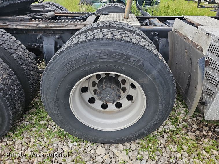 image for item EJ5524 2016 Frieghtliner  Cascadia  semi truck