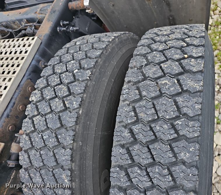 image for item EJ5524 2016 Frieghtliner  Cascadia  semi truck