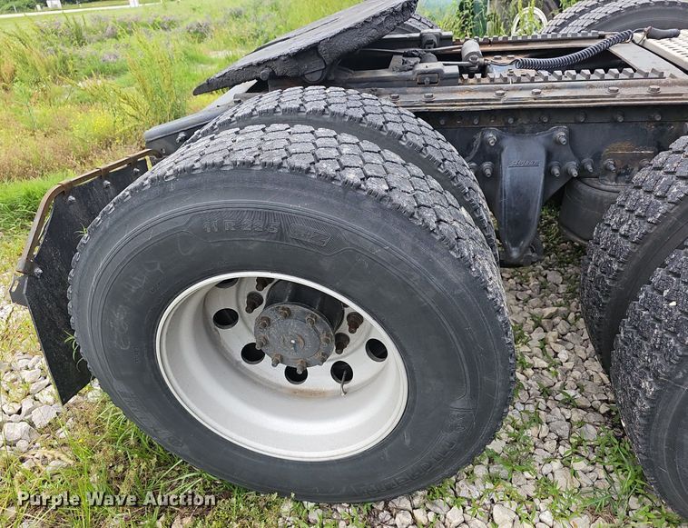 image for item EJ5524 2016 Frieghtliner  Cascadia  semi truck