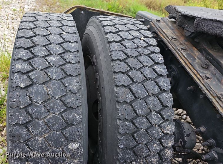 image for item EJ5524 2016 Frieghtliner  Cascadia  semi truck