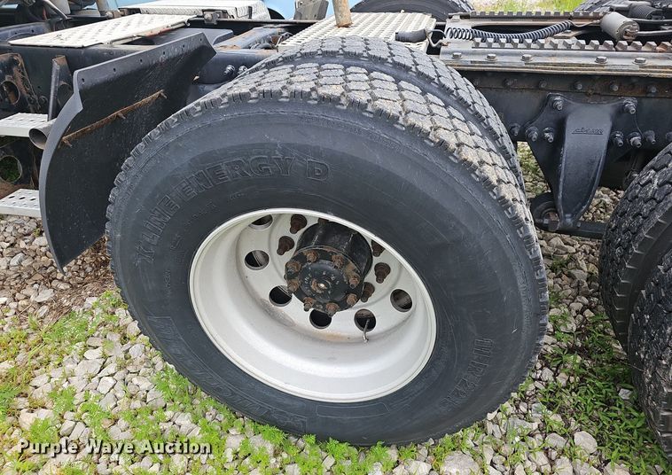 image for item EJ5524 2016 Frieghtliner  Cascadia  semi truck