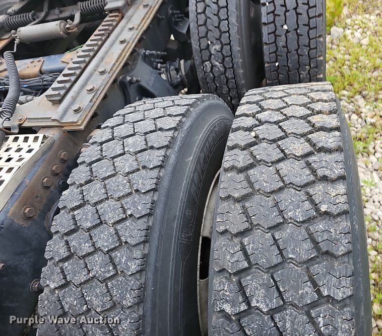 image for item EJ5524 2016 Frieghtliner  Cascadia  semi truck