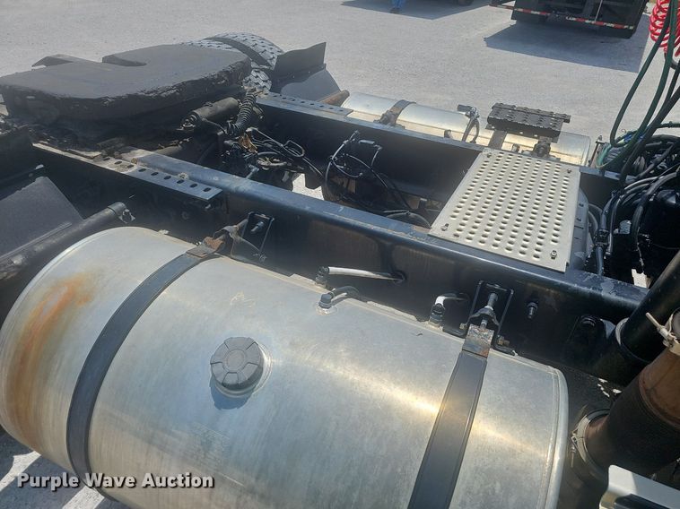 image for item EJ5597 2015 International  TranStar 8600 semi truck