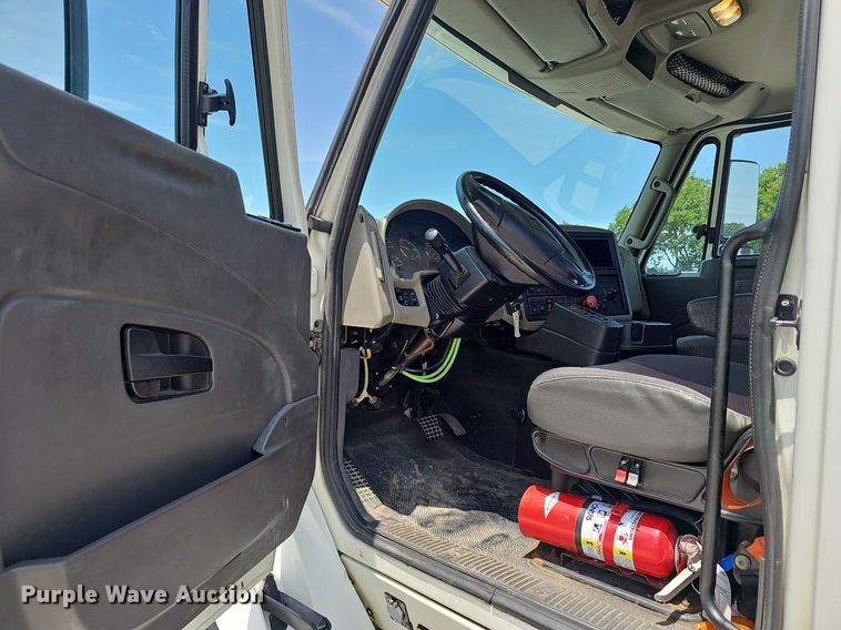 image for item EJ5597 2015 International  TranStar 8600 semi truck