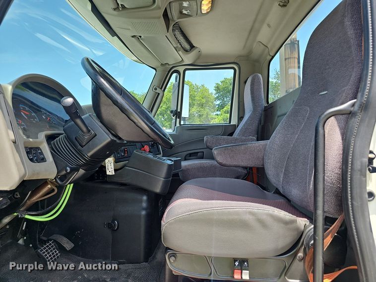 image for item EJ5597 2015 International  TranStar 8600 semi truck