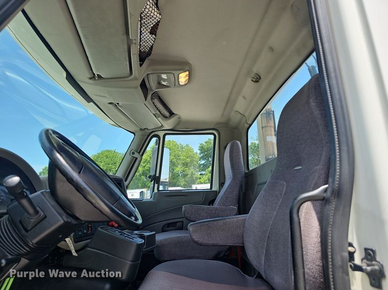 image for item EJ5597 2015 International  TranStar 8600 semi truck