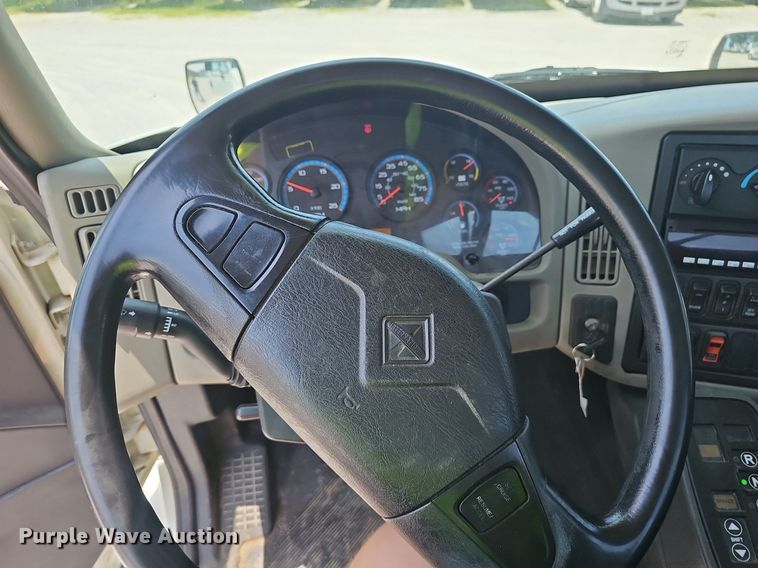 image for item EJ5597 2015 International  TranStar 8600 semi truck