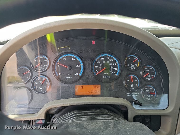 image for item EJ5597 2015 International  TranStar 8600 semi truck