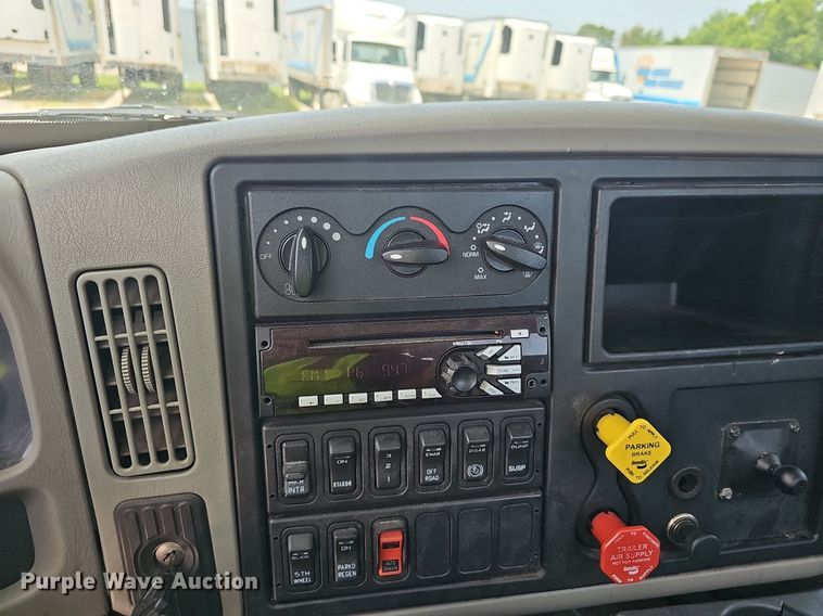 image for item EJ5597 2015 International  TranStar 8600 semi truck