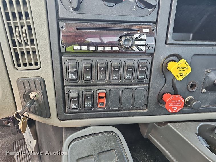 image for item EJ5597 2015 International  TranStar 8600 semi truck