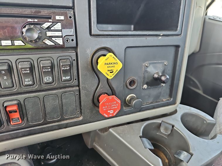 image for item EJ5597 2015 International  TranStar 8600 semi truck