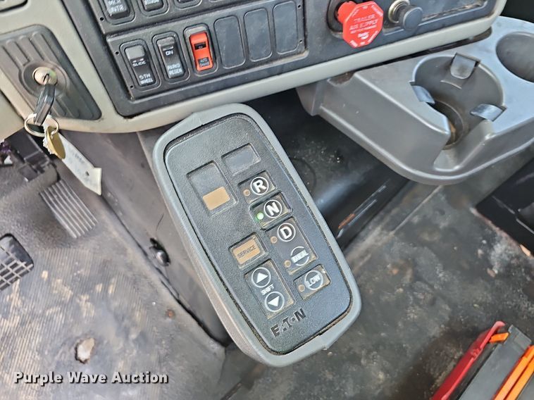 image for item EJ5597 2015 International  TranStar 8600 semi truck