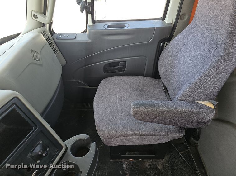 image for item EJ5597 2015 International  TranStar 8600 semi truck