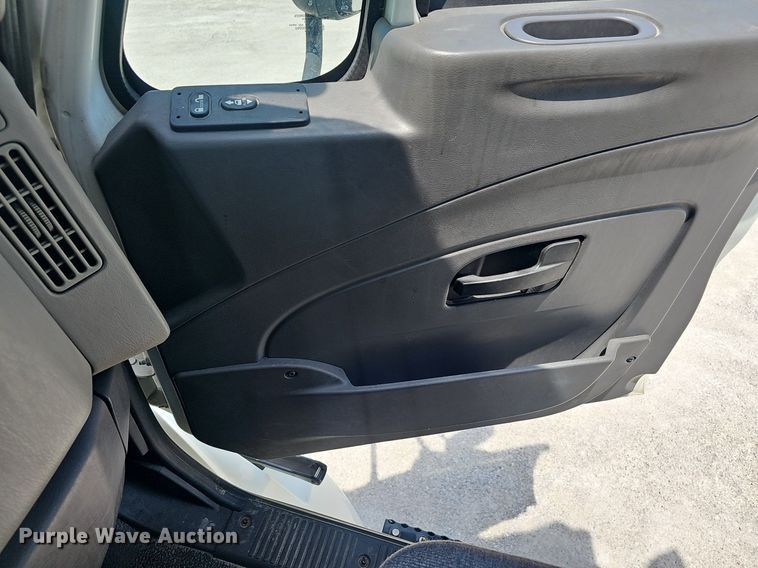 image for item EJ5597 2015 International  TranStar 8600 semi truck