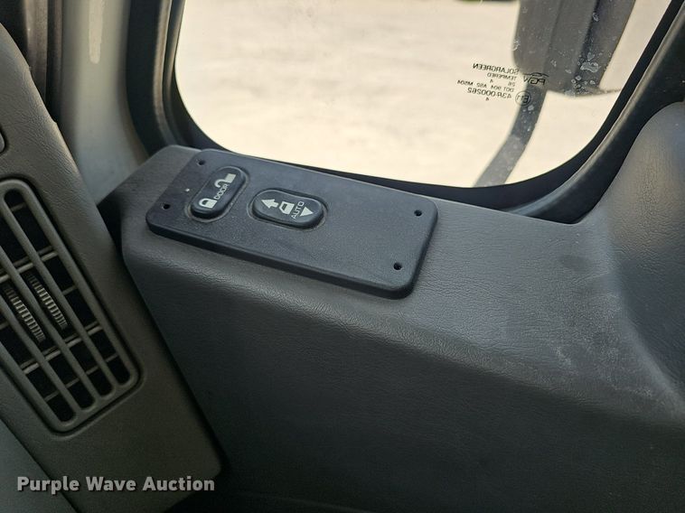 image for item EJ5597 2015 International  TranStar 8600 semi truck