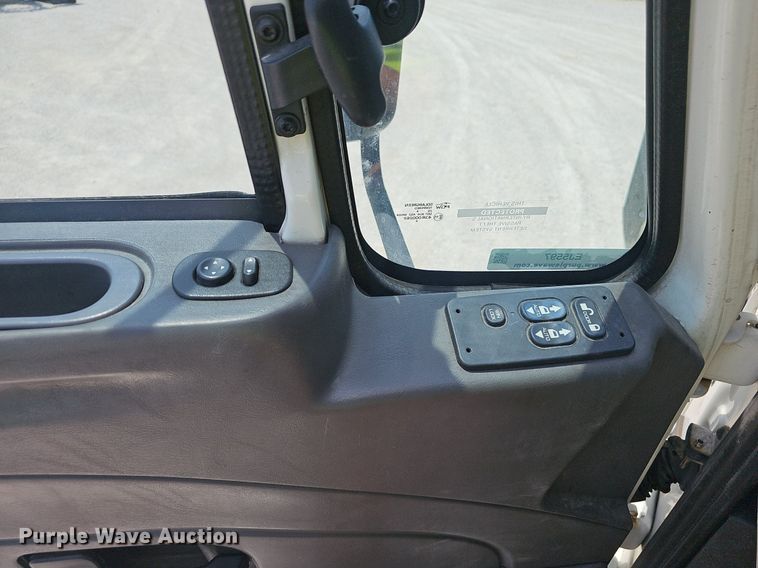 image for item EJ5597 2015 International  TranStar 8600 semi truck