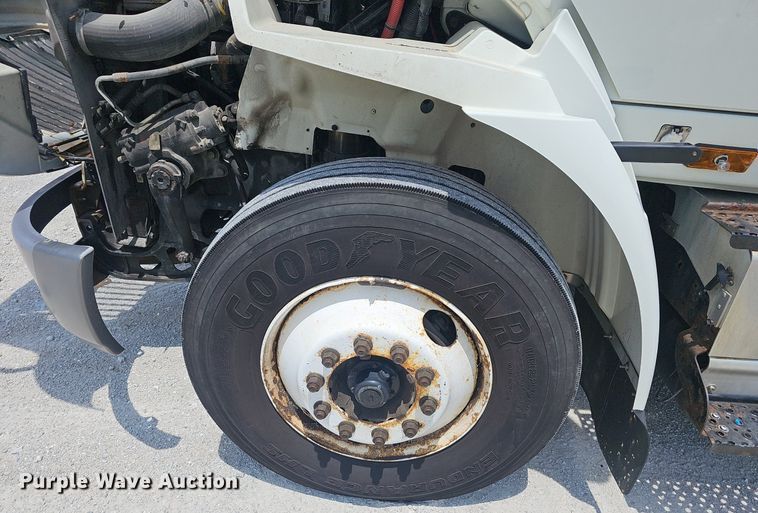 image for item EJ5597 2015 International  TranStar 8600 semi truck