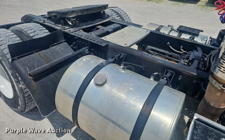 image for item EJ5598 2015 International  TranStar 8600 semi truck