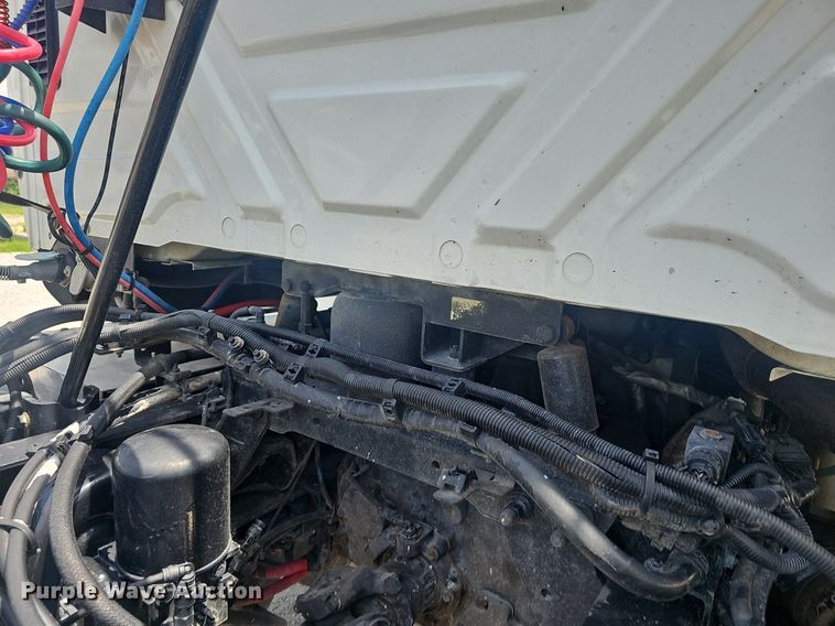 image for item EJ5598 2015 International  TranStar 8600 semi truck