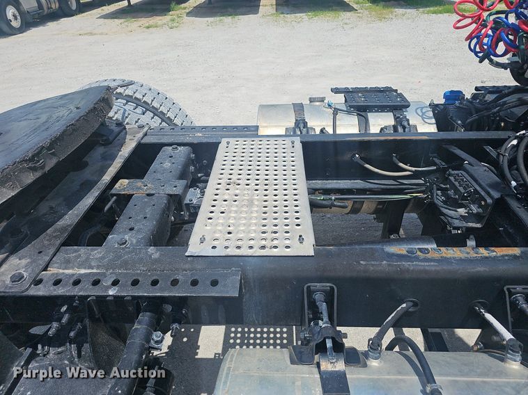 image for item EJ5598 2015 International  TranStar 8600 semi truck