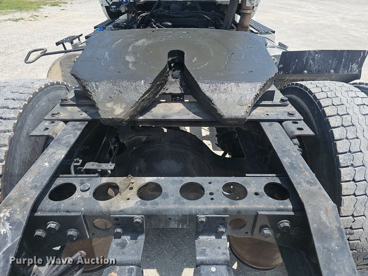 image for item EJ5598 2015 International  TranStar 8600 semi truck