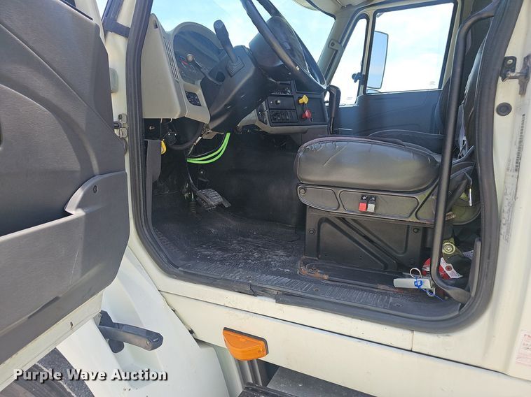 image for item EJ5598 2015 International  TranStar 8600 semi truck