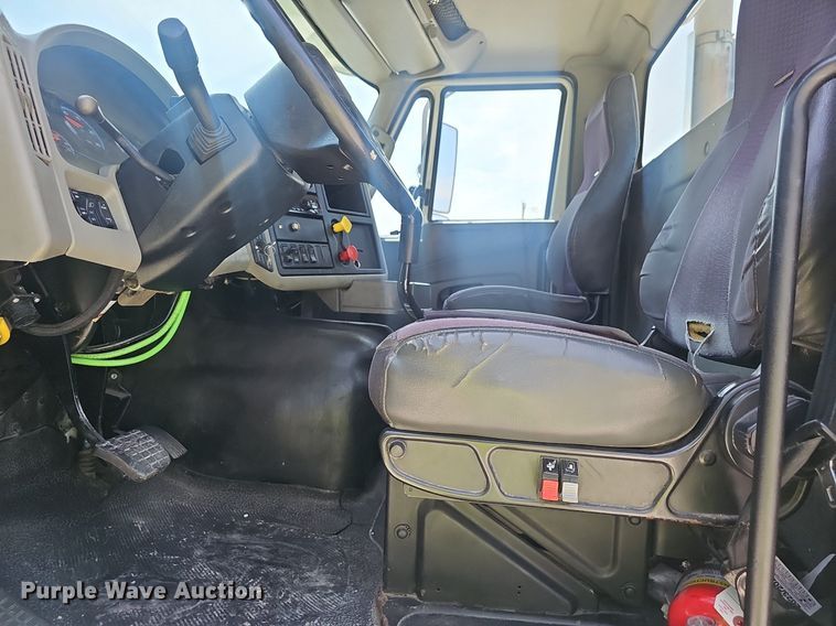 image for item EJ5598 2015 International  TranStar 8600 semi truck