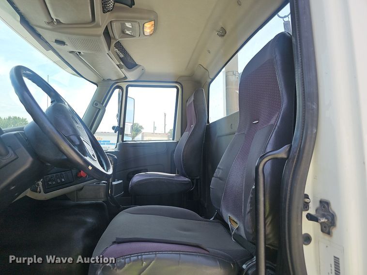 image for item EJ5598 2015 International  TranStar 8600 semi truck