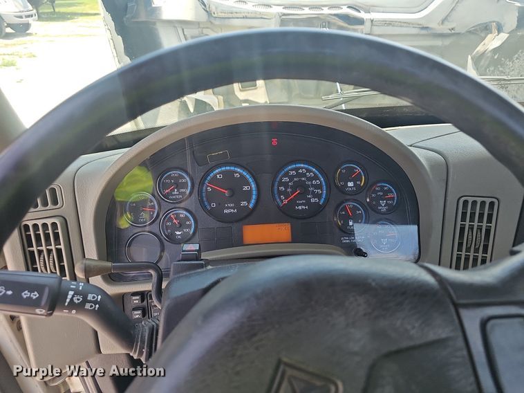 image for item EJ5598 2015 International  TranStar 8600 semi truck