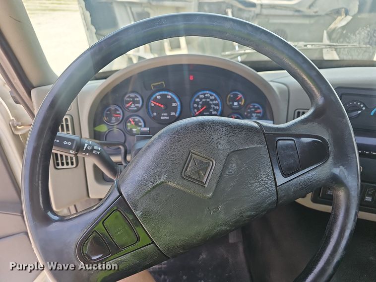 image for item EJ5598 2015 International  TranStar 8600 semi truck