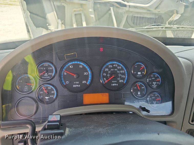 image for item EJ5598 2015 International  TranStar 8600 semi truck